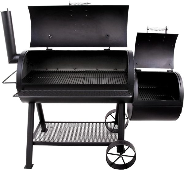 Открытая коптильня Longhorn Offset Smoker с решётками и боковой топкой — вид без продуктов, подготовка к готовке.