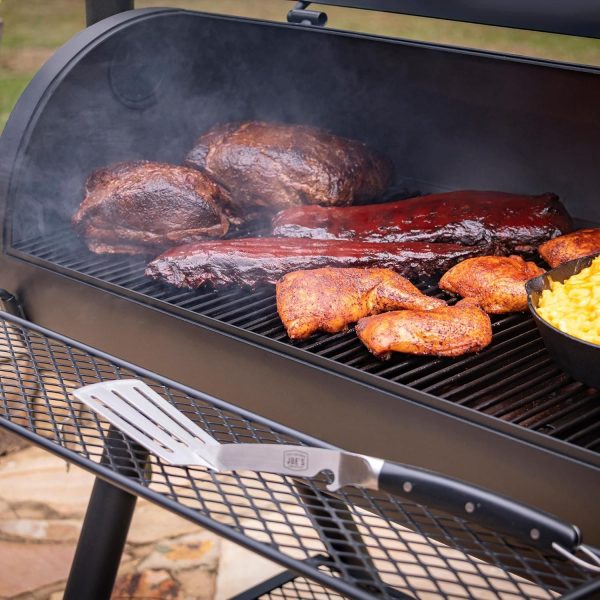Копчение мяса в коптильне Oklahoma Joe’s Longhorn Offset Smoker — сочные рёбра, стейки и куриные бедра на решётке гриля.