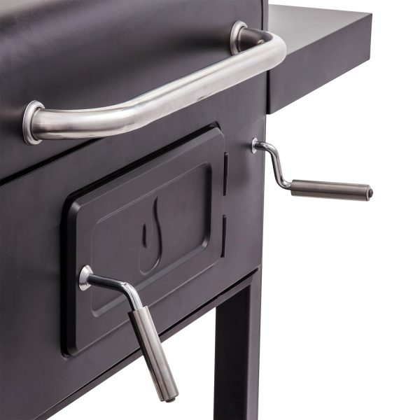 Боковая ручка и дверца угольного гриля Char-Broil Performance Charcoal 780/3500 крупным планом