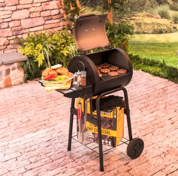 Угольный гриль Char-Broil Gourmet 225 с готовящимися бургерами в саду