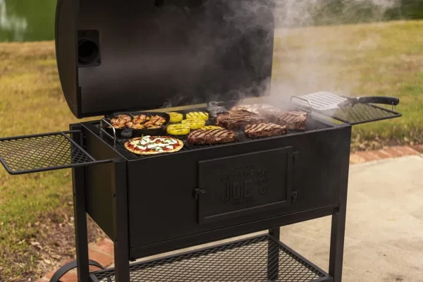 Готовка на гриле Oklahoma Joe’s Judge с дымом и мясом на решетке
