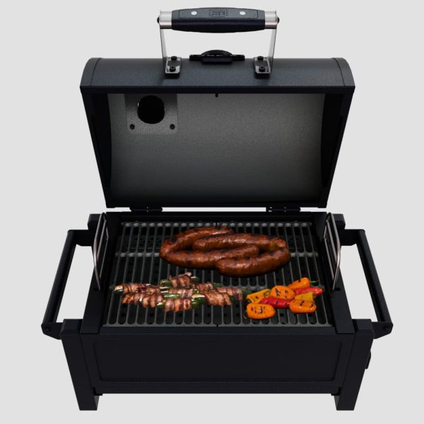 Гриль Oklahoma Joe's Rambler Tabletop с открытой крышкой и готовящейся едой на решётке